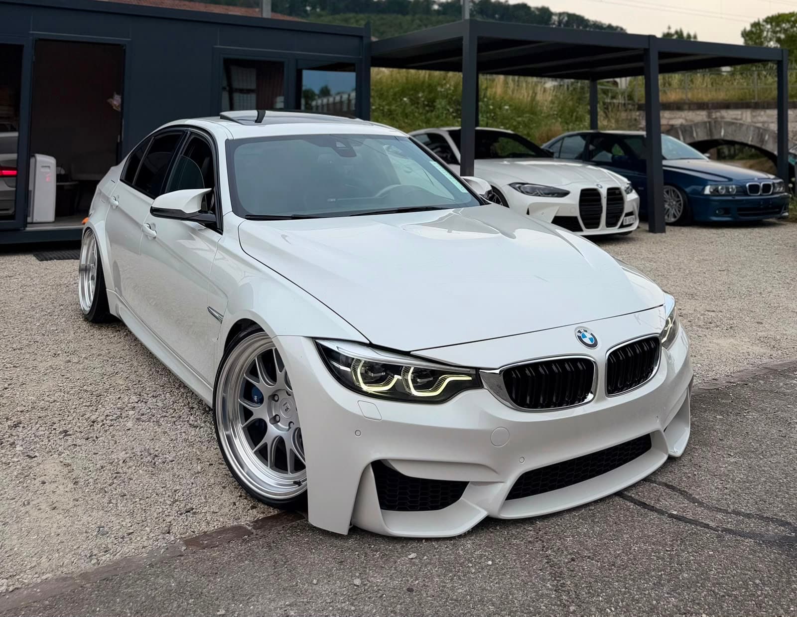 Hiermit verkaufe ich den BMW M3 F80 Facelift mit nur 80'000 km inkl. Panorama-Schiebedach. Das Fahrzeug befindet sich i